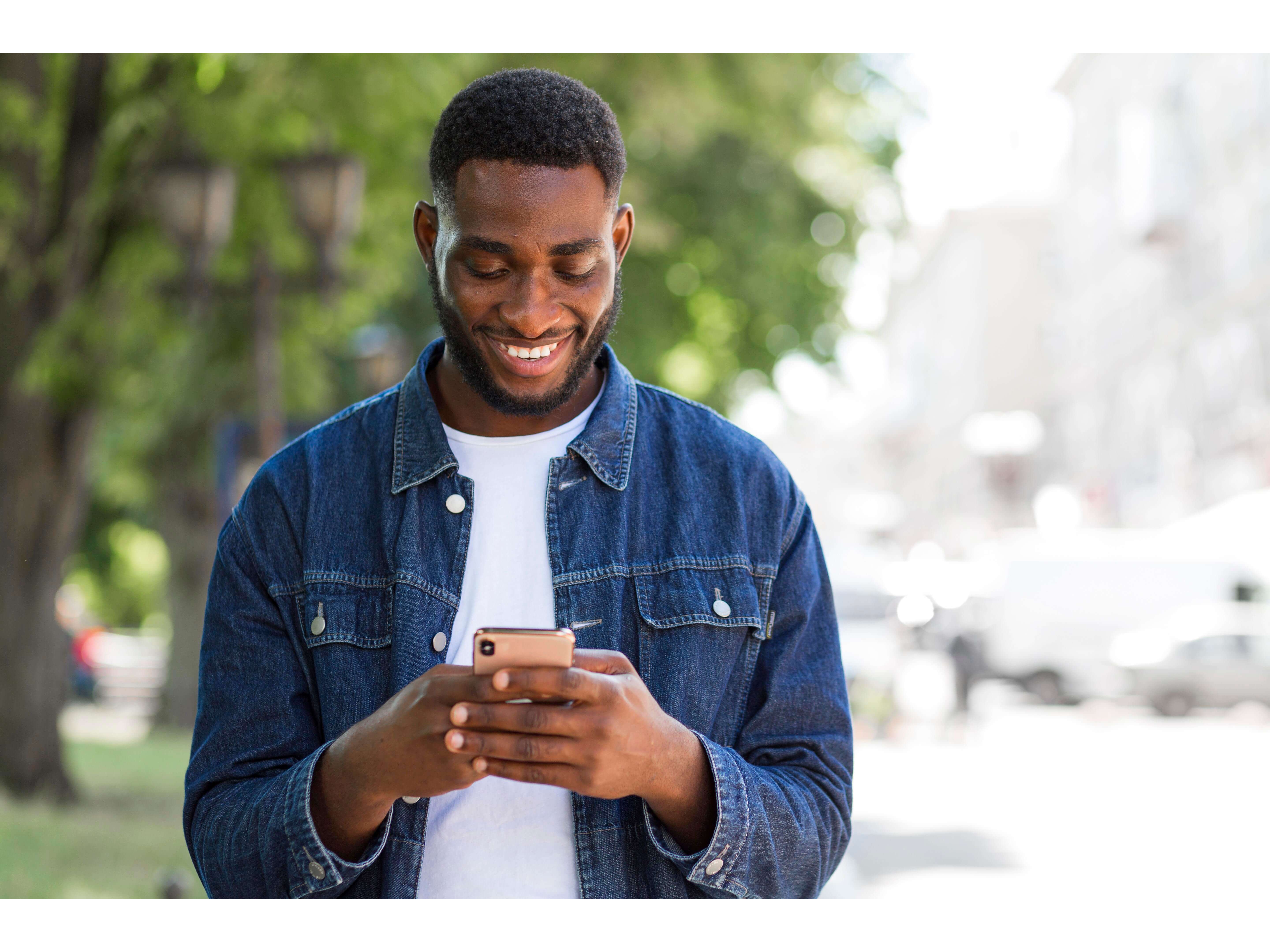 homme-affaires-parler-telephone (1)